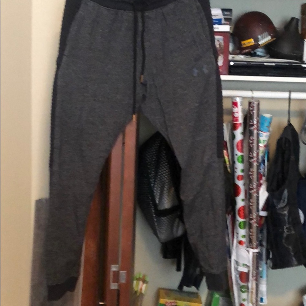 Men’s medium Under Armour sweatpants